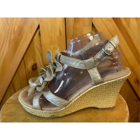 Boc Born Concept Slingback Wedge Sandals Heels Size 10 Flower Ruffles Leather - Picture 1 of 8